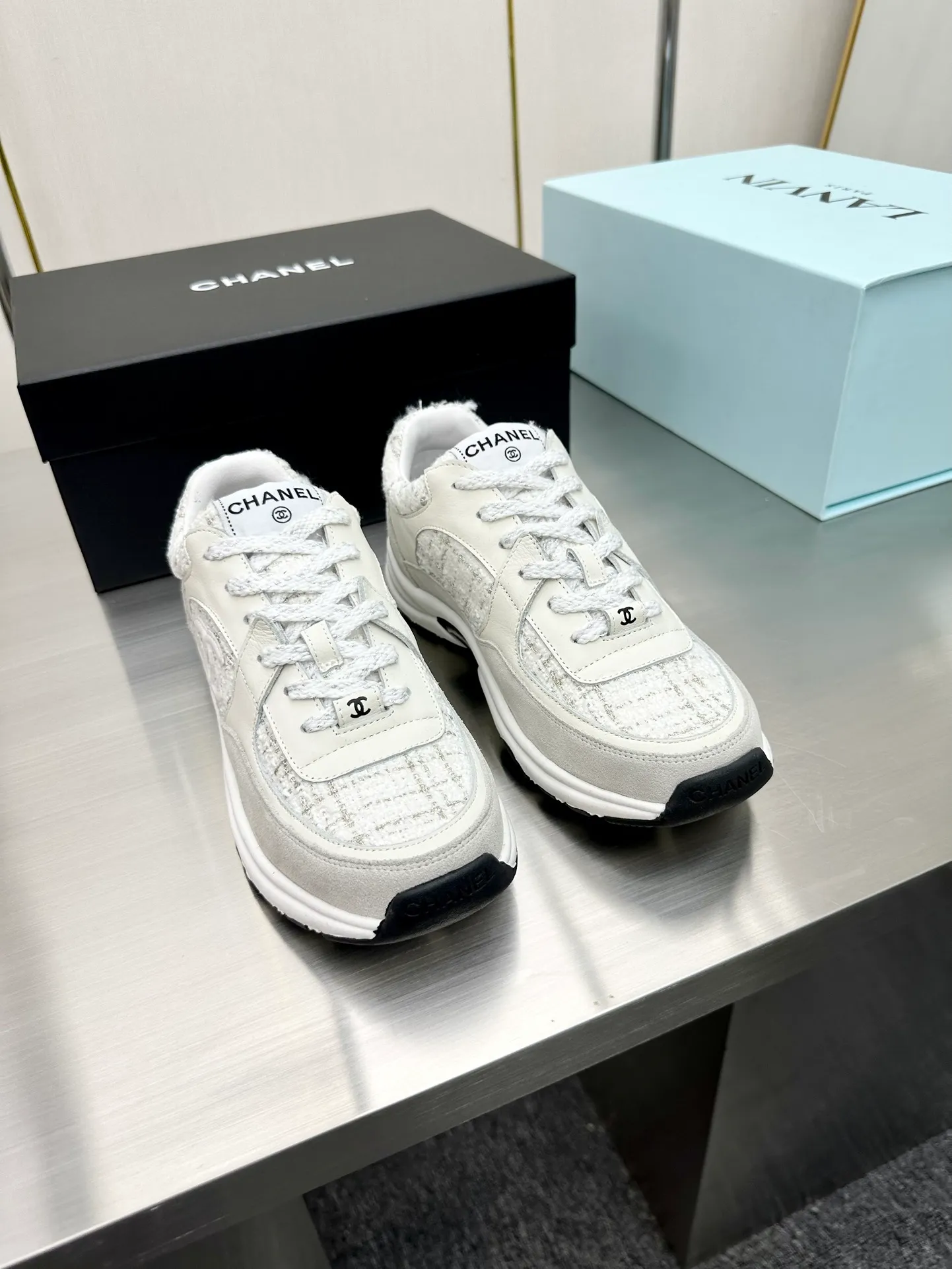 👟👟Ex-factory price 480 👟👟Chanel Chanel - 2023 counter top casual sports shoes This classic design; the upper is electro-embroidered with a variety of crafts; the outsole is fashionable and sporty; it is unusual to incorporate a variety of color matching elements... The diversified mix and match is very good-looking and versatile, casual, fashionable, sports and outdoor can be taken into account... ꫛꫀꪝ Go➫ Material: ❶Upper is made of: Original imported mercerized velvet + double-layer breathable mesh ❷Inner use: original imported breathable mesh ❸Outsole based on: original TPU combination outsole Full set of boutique packaging for women 35–41 men 38-46